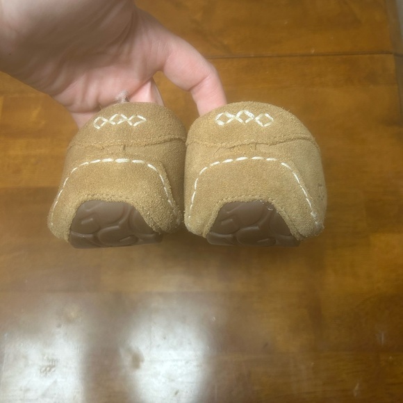 Women’s UGG slippers. - Picture 5 of 6